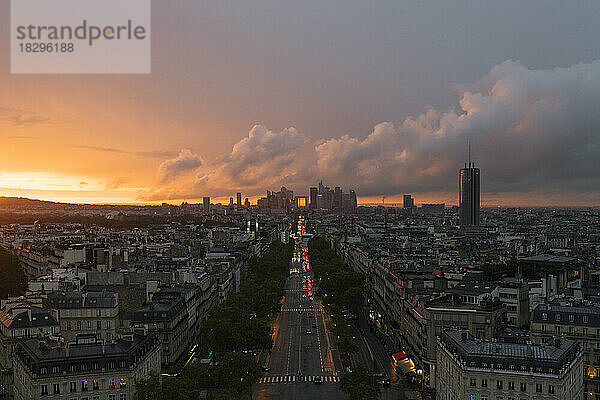 Frankreich  Ile-de-France  Paris  Stadtstraße von der Spitze des Arc de Triomphe aus gesehen bei Sonnenuntergang