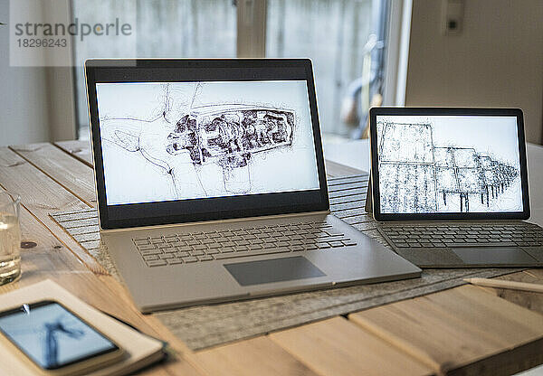 Laptops mit Design nachhaltiger Ressourcen auf dem Bildschirm im Büro