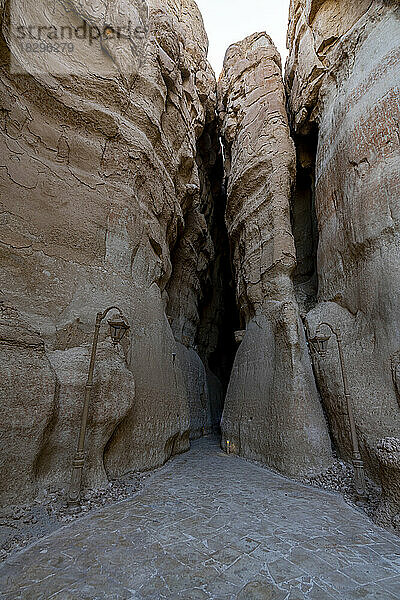 Saudi-Arabien  Ostprovinz  Al-Hofuf  Eingang der engen Höhle bei Jabal Al-Qarah