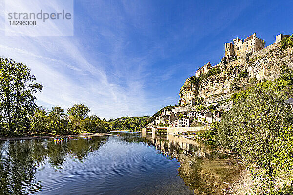 Frankreich  Nouvelle-Aquitaine  Beynac-et-Cazenac  Chateau de Beynac mit Blick auf den Fluss Dordogne