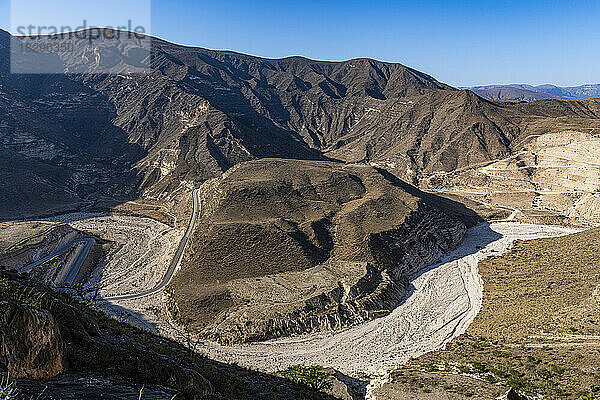 Oman  Dhofar  Blick auf die Wüstenberge mit kurvenreicher Straße im Hintergrund