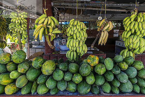 Oman  Dhofar  Salalah  Stall mit frischen Papayas und Bananen
