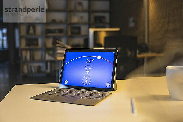 Tablet-PC mit Temperaturkontroll-Dashboard auf dem Bildschirm