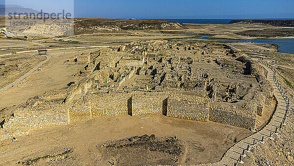 Oman  Dhofar  Taqah  Luftpanorama der antiken Ruinen von Sumhuram