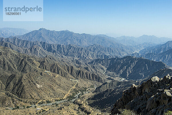 Saudi-Arabien  Asir  Abha  Blick auf das Tal im Al-Souda-Gebirge