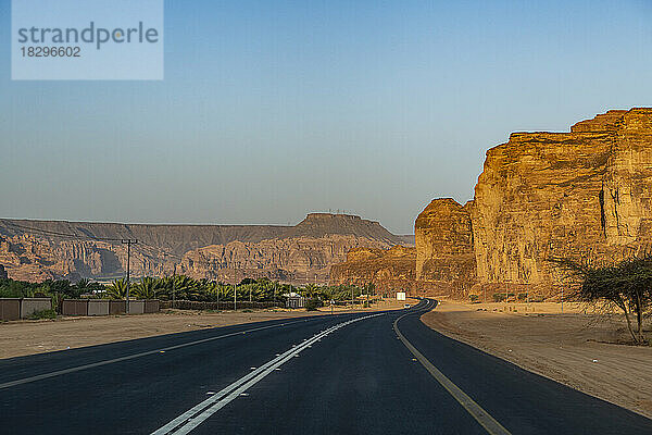 Saudi-Arabien  Al-Ula  Wüstenautobahn mit Sandsteinfelsen im Hintergrund
