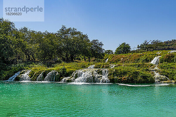 Oman  Dhofar  Salalah  türkisfarbener Teich und Wasserfälle des Flusses Wadi Darbat