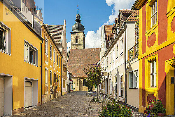 Deutschland  Bayern  Forchheim  Häuser entlang einer gepflasterten Gasse mit der Kirche St. Martin im Hintergrund