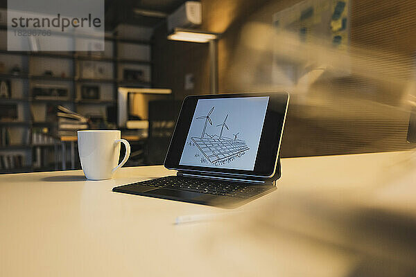 Tablet-PC mit Sonnenkollektoren und Turbinen auf dem Bildschirm im Büro