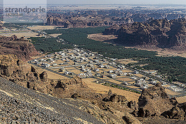 Saudi-Arabien  Al-Ula  Blick auf eine riesige Oase  die sich entlang des Wüstentals erstreckt