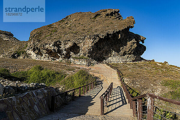 Oman  Dhofar  Salalah  Stufen und Fußweg  die zur Marneef-Höhle führen