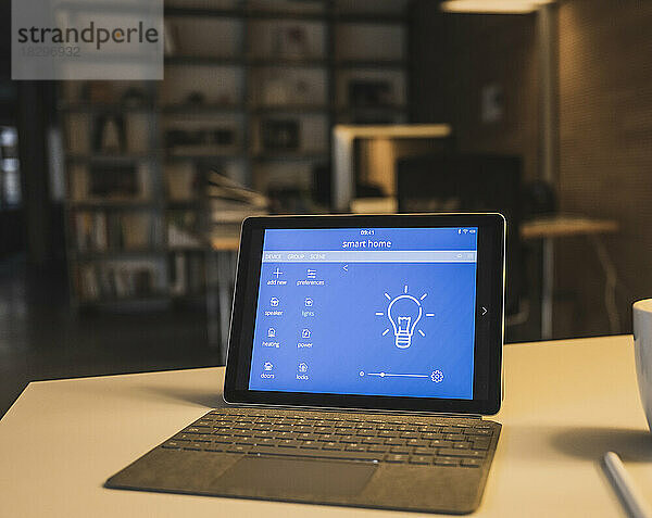 Tablet-Computer mit Smart-Home-Dashboard auf dem Bildschirm