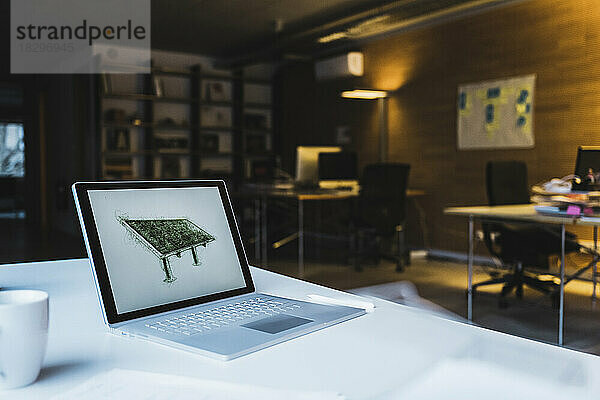 Laptop mit Design von Solarpanel auf dem Bildschirm im Büro