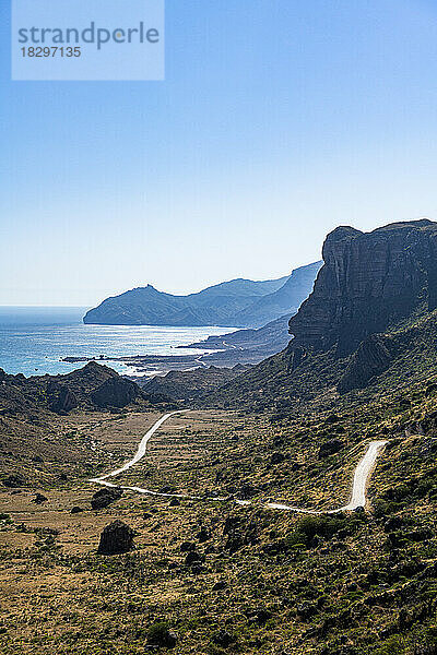 Oman  Dhofar  Salalah  kurvenreiche Straße mit Küstenklippen im Hintergrund