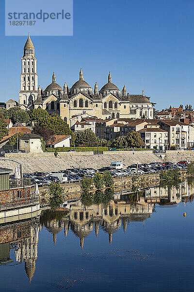 Frankreich  Nouvelle-Aquitaine  Perigueux  Kathedrale von Perigueux  die sich im Fluss Isle spiegelt