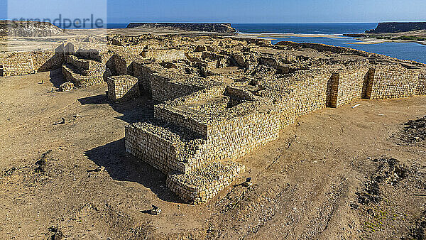 Oman  Dhofar  Taqah  Luftpanorama der antiken Ruinen von Sumhuram