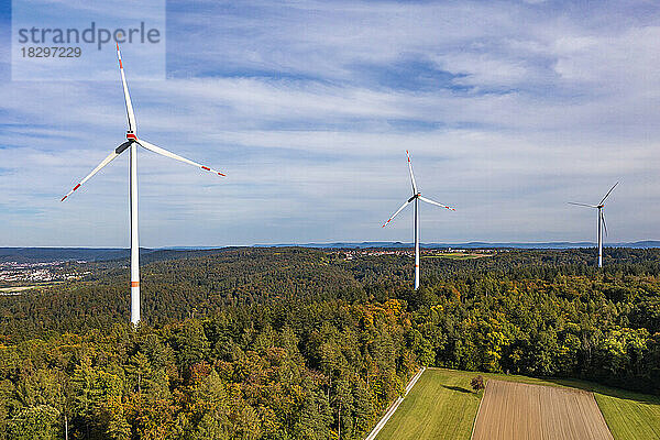 Deutschland  Baden-Württemberg  Luftaufnahme eines Windparks umgeben von herbstlichem Wald