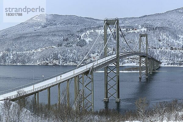 Tjeldsundbrücke im Winter  Verbindung zur Insel Hinnøya  Tjeldsund  Norwegen  Europa