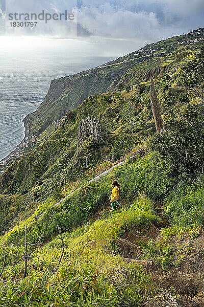 Wanderin auf Wanderweg  Miradouro da Raposeira  Steilklippen  Küste und Meer  Paul do Mar  Madeira  Portugal  Europa