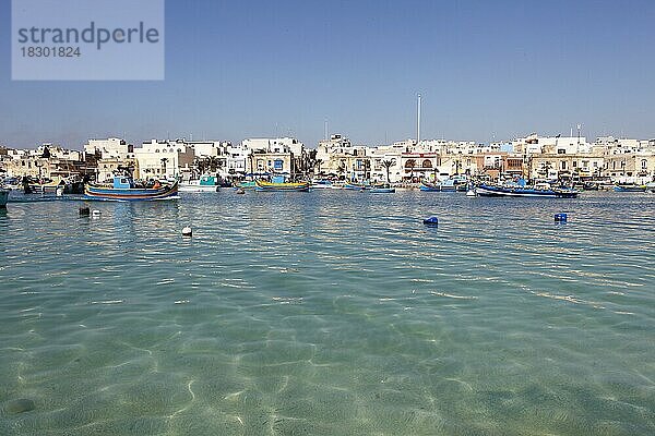 Traditionelle Boote im Fischerhafen  vorn das Mittelmeer  Marsaxlokks  Malta  Maltesische Inseln  Europa