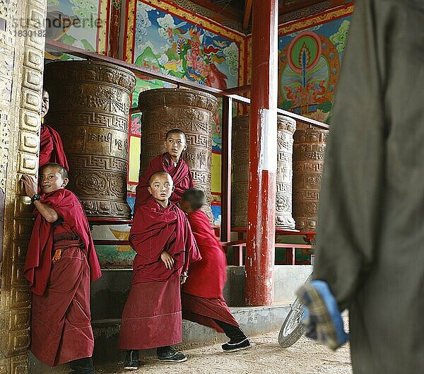 Novizen spielen an Gebetsmühlen im Tseway Kloster  Ganjia  Provinz Gansu  China  Asien