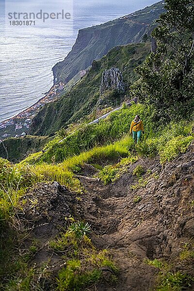 Wanderin am Miradouro da Raposeira  Steilklippen  Küste und Meer  Paul do Mar  Madeira  Portugal  Europa