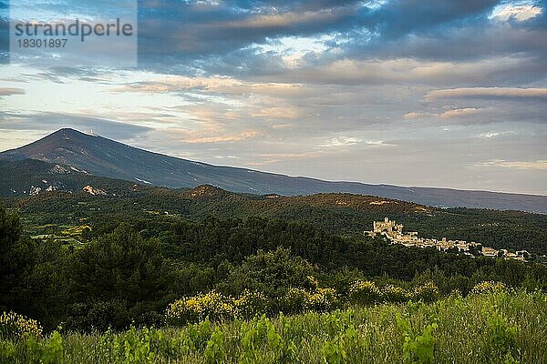 Mittelalterliches Bergdorf und Mont Ventoux  Le Barroux  Dentelles de Montmirail  Département Vaucluse  Provence  Provence-Alpes-Côte dAzur  Frankreich  Europa