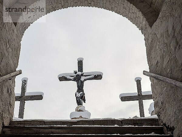 Schnee auf Kreuzigungsgruppe auf dem Kalvarienberg  Werk von Josef Stammel  Wallfahrtskirche Frauenberg  bei Admont  Steiermark  Österreich  Europa