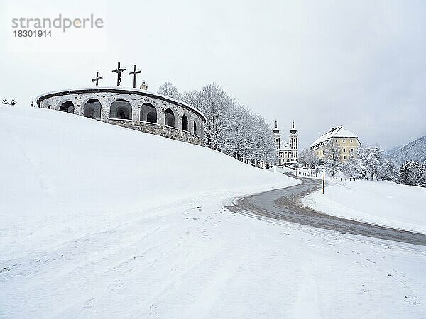 Frischer Schnee  Kalvarienberg  Auffahrt zur Wallfahrtskirche Frauenberg  bei Admont  Steiermark  Österreich  Europa