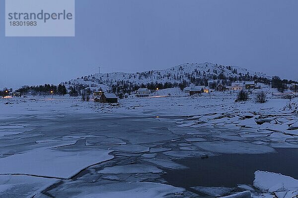 Winterliche skandinavische Landschaft  Eisschollen  Dämmerung  Vestersand  Nordland  Norwegen  Europa
