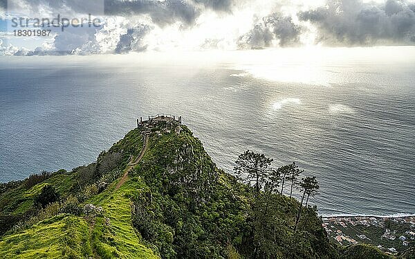 Abendstimmung  Miradouro da Raposeira  Steilklippen  Küste und Meer  Paul do Mar  Madeira  Portugal  Europa