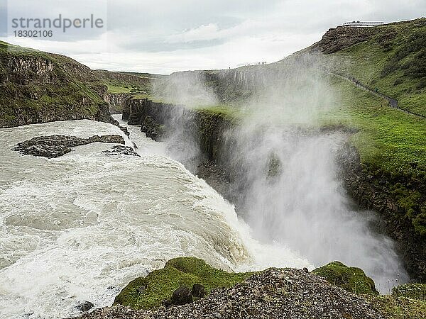 Gischt vom Wasserfall Gullfoss  Schlucht vom Fluss Hvítá  Island  Europa