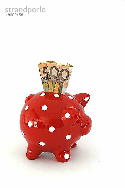 Rotes Sparschwein mit weissen Punkten und 50 Euro Banknoten  freigestellt  Freisteller