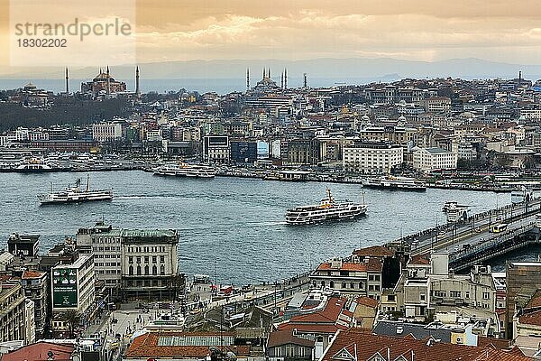 Panoramablick vom Galataturm auf Goldenes Horn mit Fähren  Galatabrücke und die Skyline von Sultanahmet  Abendhimmel  Istanbul  Türkei  Asien