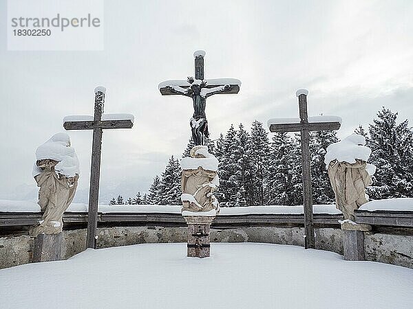 Frischer Schnee  Kreuzigungsgruppe auf dem Kalvarienberg  Werk von Josef Stammel  Wallfahrtskirche Frauenberg  bei Admont  Steiermark  Österreich  Europa