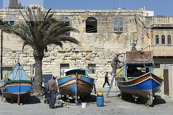 Traditionelle Boote im Fischerhafen  Marsaxlokks  Malta  Maltesische Inseln  Europa