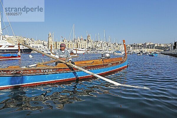 Traditionelles Boot oder Dghajsa im Grand Harbour  hinten Vittoriosa Creek mit der San Lorenzo Kirche  Three Cities  Maltesische Inseln