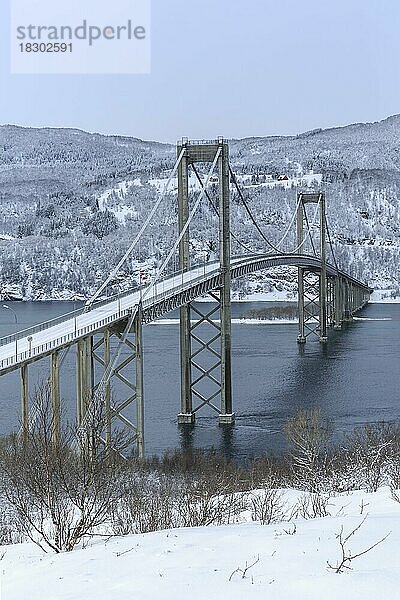Tjeldsundbrücke im Winter  Verbindung zur Insel Hinnøya  Tjeldsund  Norwegen  Europa