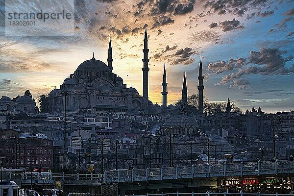 Silhouette  Minarette der Süleymaniye Moschee vor Abendhimmel  unten Galatabrücke  Istanbul  Türkei  Asien