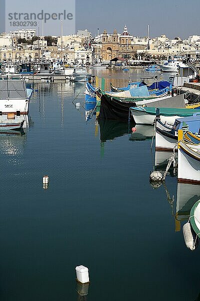 Traditionelle Boote im Fischerhafen  vorn das Mittelmeer  Marsaxlokks  Malta  Maltesische Inseln  Europa