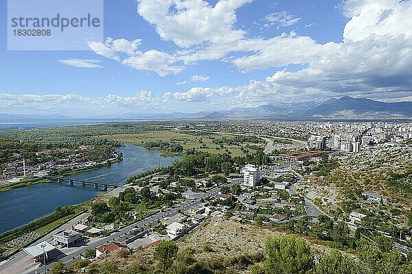 Blick auf die Stadt  den Fluss Buna und den Skutarisee  Shkodra  Shkoder  Albanien  Europa