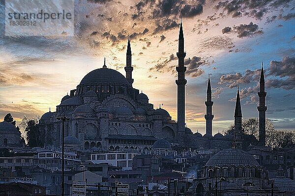 Silhouette  Minarette der Süleymaniye Moschee vor Abendhimmel  Istanbul  Türkei  Asien