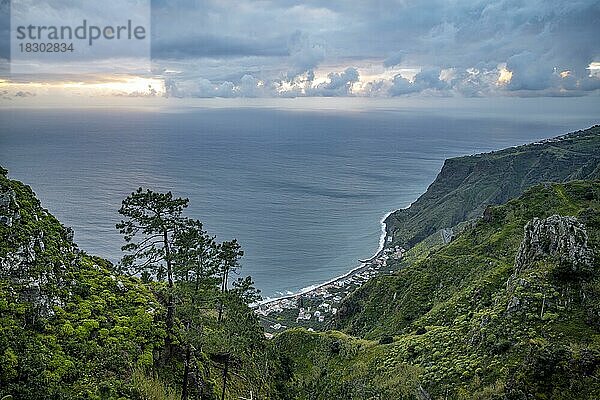 Miradouro da Raposeira  Steilklippen  Küste und Meer  Küstenlandschaft  Paul do Mar  Madeira  Portugal  Europa