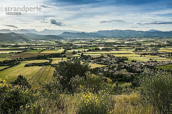 Landschaft bei Marsanne  Département Drôme  Auvergne-Rhône-Alpes  Provence  Frankreich  Europa