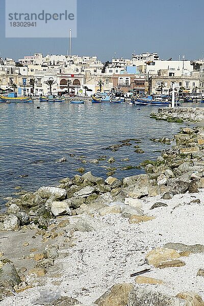 Traditionelle Boote im Fischerhafen  vorn das Mittelmeer  Marsaxlokks  Malta  Maltesische Inseln  Europa