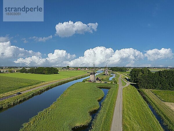 Luftaufnahme mit den Windmühlen Strijkmolen  Oterleek  Nordholland  Niederlande  Europa