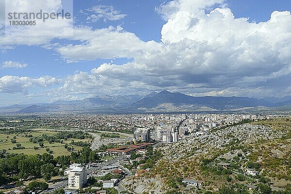 Blick auf Shkodra mit den Albanischen Alpen  Shkodra  Shkoder  Albanien  Europa