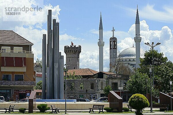 Springbrunnen am Demokracia-Platz  hinten die Große Moschee  auch Ebu-Beker-Moschee  Shkodra  Shkoder  Albanien  Europa