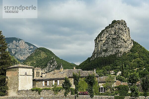 Mittelalterliches Dorf und Felsen  Saou  Département Drôme  Auvergne-Rhône-Alpes  Provence  Frankreich  Europa