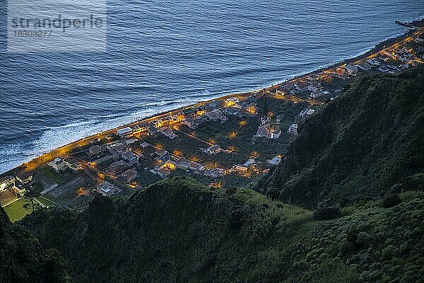 Beleuchtete Häuser  Ort am Meer  Abendaufnahme  Panorama auf Paul do Mar  Madeira  Portugal  Europa